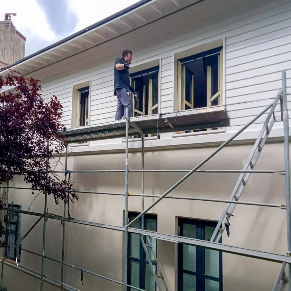 Aktif Color PVC boyası ile pencere ve kapı doğraması boyama işlemi