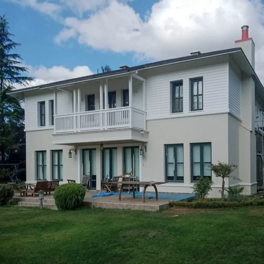 PVC boyanır mı sorusuna örnek olarak boyanmış pimapen pencere doğraması